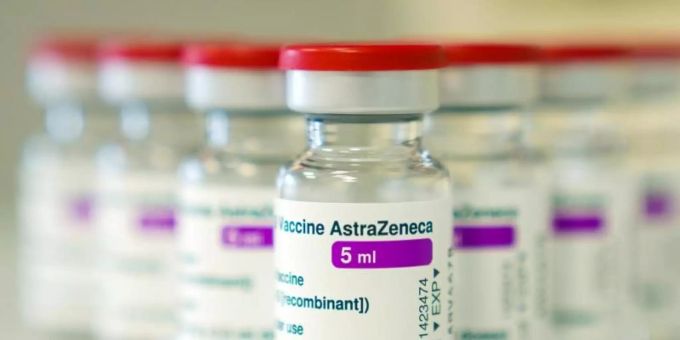 Ampullen mit dem Impfstoff des schwedisch-britischen Pharmakonzerns Astrazeneca. Foto: Nicolas Armer/dpa Ampullen mit dem Impfstoff des schwedisch-britischen Pharmakonzerns Astrazeneca. Foto: Nicolas Armer/dpa