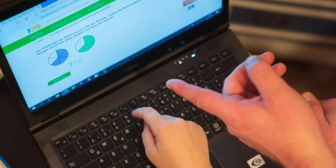 Ein Junge nutzt zusammen mit seinem Vater einen Laptop für den Heimunterricht. Foto: Nicolas Armer/dpa Ein Junge nutzt zusammen mit seinem Vater einen Laptop für den Heimunterricht. Foto: Nicolas Armer/dpa
