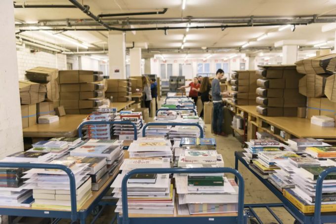 Online-Bestellungen stapeln sich im Zentrallager von Exlibris. Der Online-Bereich des Medienanbieters gewann seit Ausbruch des Coronavirus an Fahrt. Exlibris Coronavirus