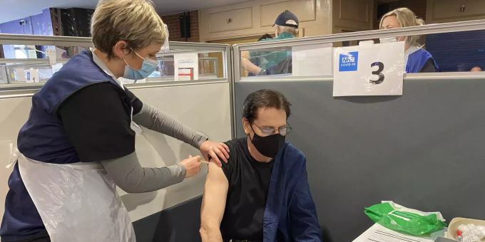Shakin' Stevens, Sänger aus Grossbritannien, wird im Stadion «Adams Park» mit dem Impfstoff von AstraZeneca gegen das Coronavirus geimpft. Grossbritannien impfung