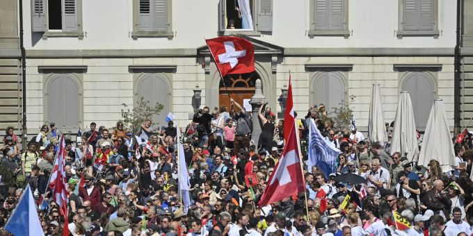 Demonstrationsteilnehmer am Samstag, 24. April 2021, in Rapperswil. Trotz Verbots marschierten Tausende wegen den Massnahmen gegen das Coronavirus durch die Stadt. Coronavirus Demo