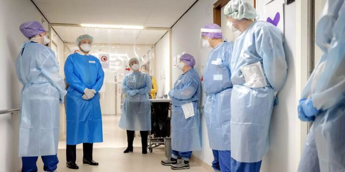 König Willem Alexander beim besuch eines Spitals in Dirksland, Niederlande. Niederlande Coronavirus