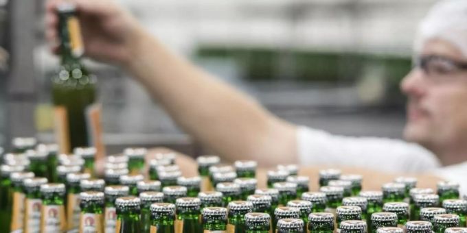 Ein Mitarbeiter in der Produktion der Mecklenburgischen Brauerei Lübz. Foto: Frank Hormann/dpa Ein Mitarbeiter in der Produktion der Mecklenburgischen Brauerei Lübz. Foto: Frank Hormann/dpa
