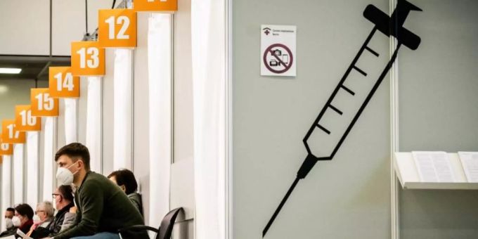 Menschen warten im Corona-Impfzentrum auf dem Messegelände Berlin auf ihre Impfung. Foto: Michael Kappeler/dpa Menschen warten im Corona-Impfzentrum auf dem Messegelände Berlin auf ihre Impfung. Foto: Michael Kappeler/dpa