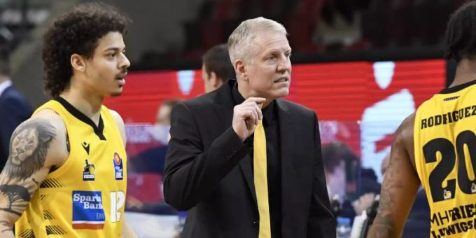 Ludwigsburgs Trainer John Patrick (M) spricht zu seinen Spielern, links steht Jonah Radebaugh. Foto: Thomas Kienzle/dpa Ludwigsburgs Trainer John Patrick (M) spricht zu seinen Spielern, links steht Jonah Radebaugh. Foto: Thomas Kienzle/dpa