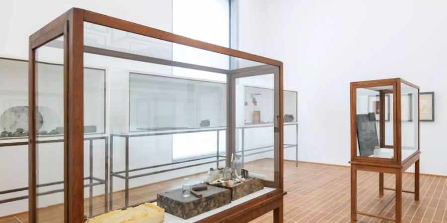 Elf Beuys-Vitrinen gehen als Schenkung an das Kunstmuseum Basel.