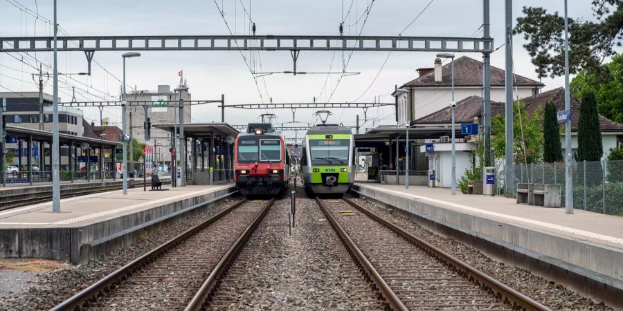 Bahnhof Murten mit SBB- und BLS Zug auf den Gleisen.