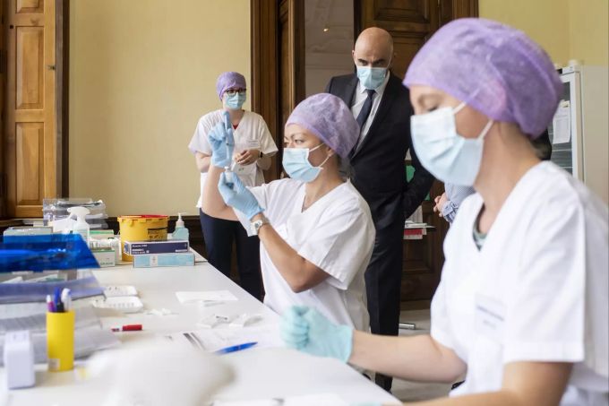 Bundesrat Alain Berset besichtigt das Impfzentrum Schloss Charlottenfels, am Montag, 17. Mai 2021, in Schaffhausen. Alain Berset
