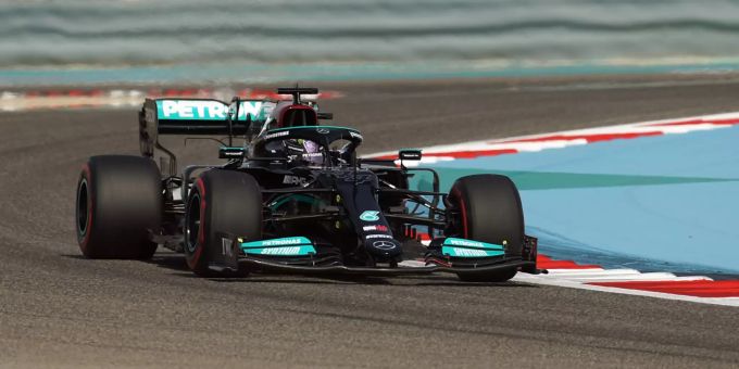 Lewis Hamilton (Mercedes) beim Training zum Bahrain-GP der Formel 1. Mercedes Hamilton Formel 1