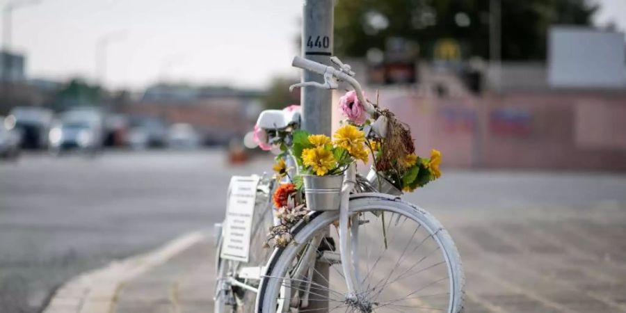 Die Zahl der Verkehrstoten ist in den letzten drei Jahrzehnten stark gesunken. Allerdings fällt der Rückgang bei Fahrern von Motor- und Fahrrädern deutlich geringer aus. Foto: Daniel Karmann/dpa