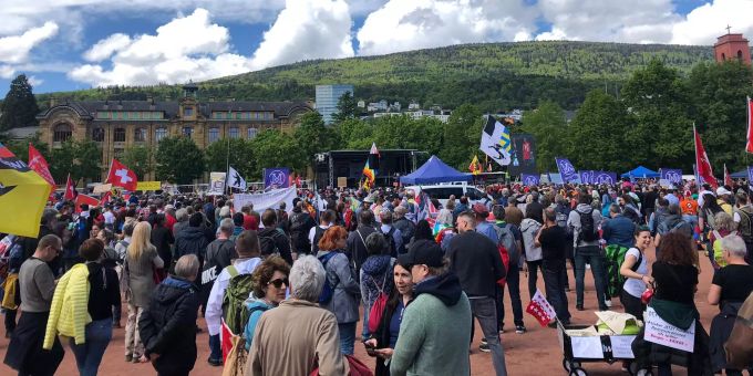 Corona-Kritiker - Demonstranten zogen ohne Masken durch Neuenburg