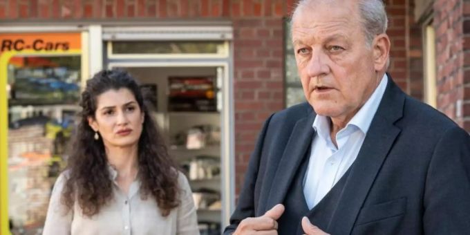 Die Besitzerin einer Schneiderei, Tahmina Ahmadi (Anastasia Papadopoulou), engagiert Wilsberg (Leonard Lansink). Foto: Thomas Kost/ZDF/dpa Die Besitzerin einer Schneiderei, Tahmina Ahmadi (Anastasia Papadopoulou), engagiert Wilsberg (Leonard Lansink). Foto: Thomas Kost/ZDF/dpa