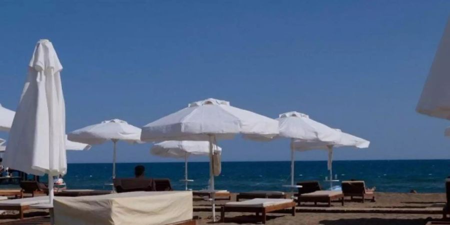 Strandliegen und Sonnenschirme am menschenleeren Strand in Antalya (Archivfoto). Foto: Mirjam Schmitt/dpa