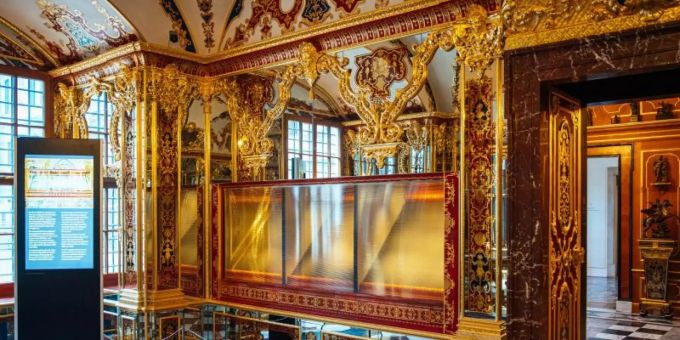 Die ausgeraubte und nun ausgestellte Vitrine im Juwelenzimmer des Historischen Grünen Gewölbes im Residenzschloss in Dresden. Foto: Oliver Killig/dpa-Zentralbild/dpa Die ausgeraubte und nun ausgestellte Vitrine im Juwelenzimmer des Historischen Grünen Gewölbes im Residenzschloss in Dresden. Foto: Oliver Killig/dpa-Zentralbild/dpa