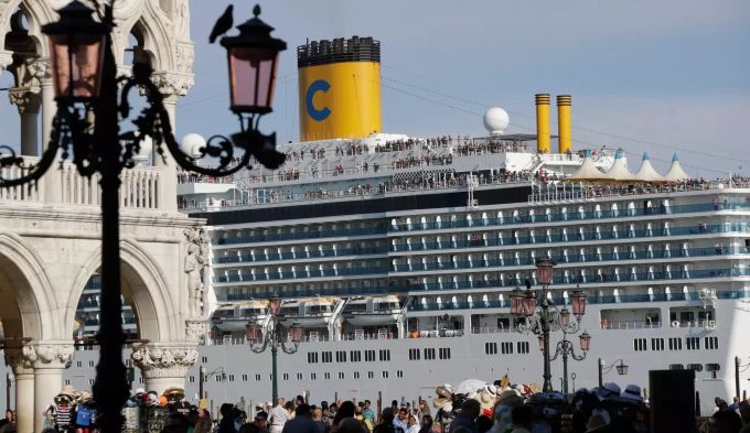 Das Kreuzfahrtschiff «Costa Deliziosa» fährt am Markusplatz vorbei, auf dem zahlreiche Touristen unterwegs sind. (Archivbild) Venedig Kreuzfahrtschiffe