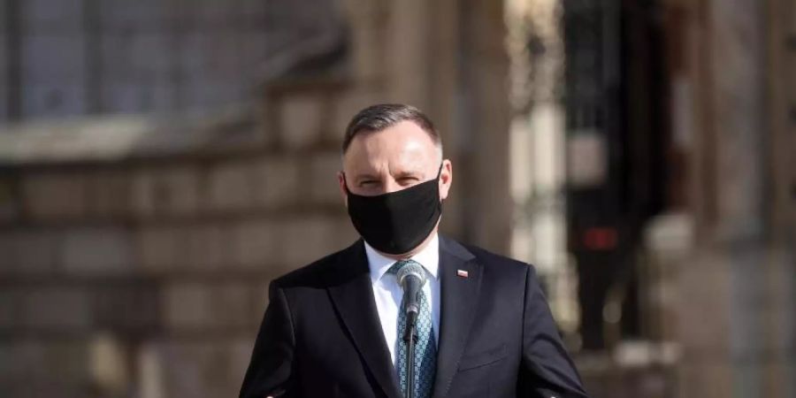 Der polnische Präsident Andrzej Duda gedachte der Opfer mit einem Besuch der Wawel-Kathedrale. Foto: Lukasz Gagulski/PAP/dpa