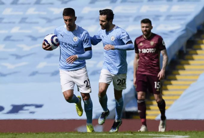 Ferran Torres (l.) gleicht für Manchester City aus. Ferran Torres Manchester City