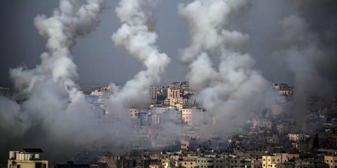 Raketen werden aus Gaza-Stadt in Richtung Israel abgefeuert. Nahost-Konflikt Israel Hamas