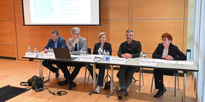 Der Frauenfelder Stadtrat präsentiert die Abstimmungsbotschaft (v.l.) Stadtrat Andreas Elliker, Stadtpräsident Anders Stokholm, Stadträtin Elsbeth Aepli Stettler, Stadtrat Fabrizio Hugentobler und Stadträtin Barbara Dätwyler Weber. Frauenfelder Stadtrat
