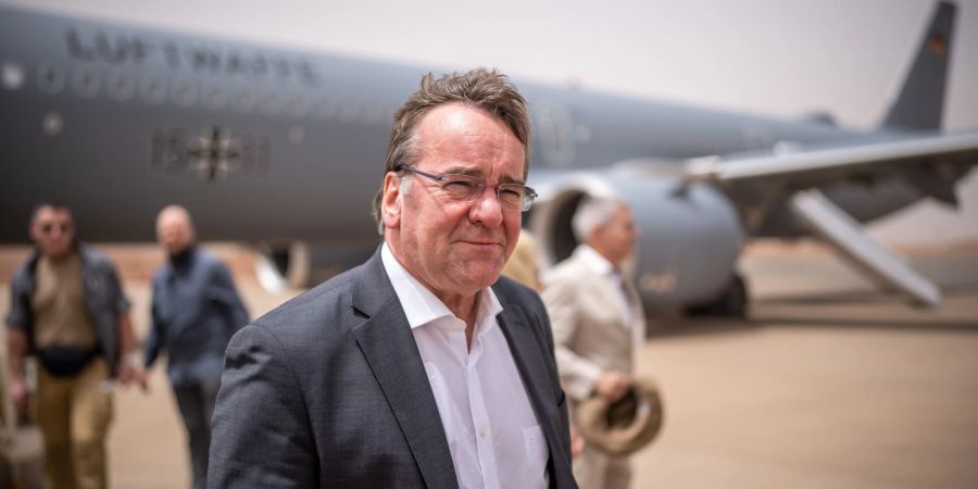 Boris Pistorius (SPD), Verteidigungsminister kommt am Flughafen an. Der Besuch im Niger ist Auftakt der mehrtägigen Reise in die Sahelregion.