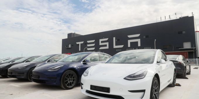 Fahrzeuge des Models 3 stehen vor der Tesla-Fabrik in Shanghai. (Symbolbild) tesla auslieferungen