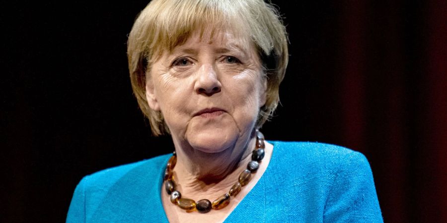 Die ehemalige Bundeskanzlerin Angela Merkel (CDU). Bundespräsident Frank-Walter Steinmeier zeichnet sie mit dem Grosskreuz des Verdienstordens der Bundesrepublik in besonderer Ausführung aus.