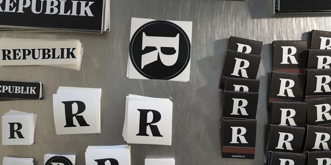 Das Onlinemagazin Republik entlässt acht Mitarbeitende: Aufkleber und andere Gadgets mit Werbung in der Redaktion in Zürich. (Archivbild) Das Onlinemagazin Republik entlässt acht Mitarbeitende: Aufkleber und andere Gadgets mit Werbung in der Redaktion in Zürich. (Archivbild)
