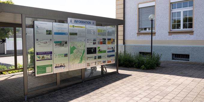 Die Informationstafel vor dem Gemeindehaus Worben BE. Die Informationstafel vor dem Gemeindehaus Worben BE.