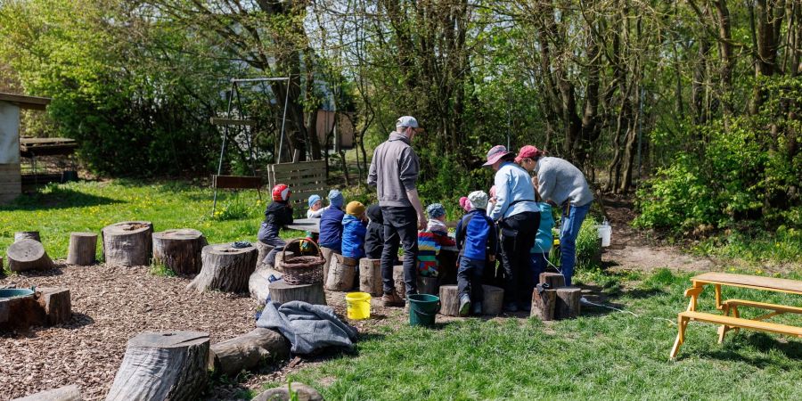 Im Bauernhof-Kindergarten Giebelstadt wird das Mittagessen im Freien eingenommen.