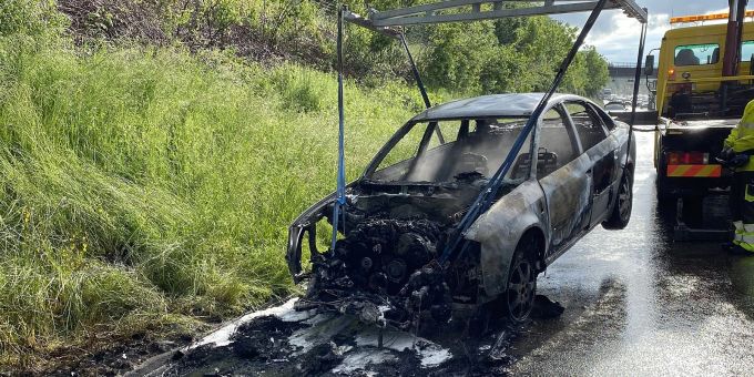 Pratteln BL/A2: Fahrzeugbrand erfordert Feuerwehreinsatz Fahrzeugbrand erfordert Feuerwehreinsatz