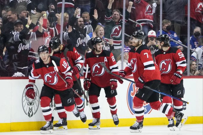 Die New Jersey Devils verlieren Spiel sechs gegen die Rangers trotz Führung. NHL