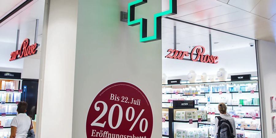 Die Eidgenössische Wettbewerbskommission Weko hat die Übernahme des Schweizer Geschäfts der Apothekenkette Zur Rose durch die Migros durchgewinkt. Auflagen machten die Wettbewerbshüter keine. (Archivbild)