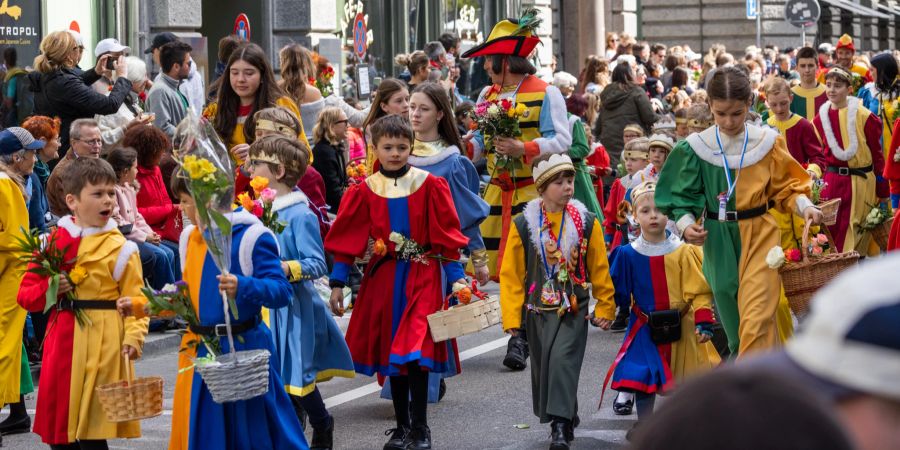 Kinder am Sechseläuten Umzug. - Stadt Zürich