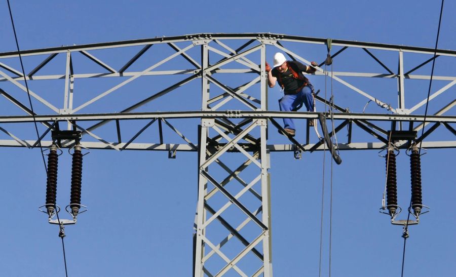 Neben Pflegefachkräften sind in der Schweiz vor allem auch diese Berufe gesucht: Elektromonteure.