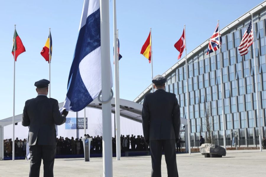 Militärangehörige bereiten sich vor dem Nato-Hauptsitz in Brüssel darauf vor, die finnsiche Flagge zu hissen.