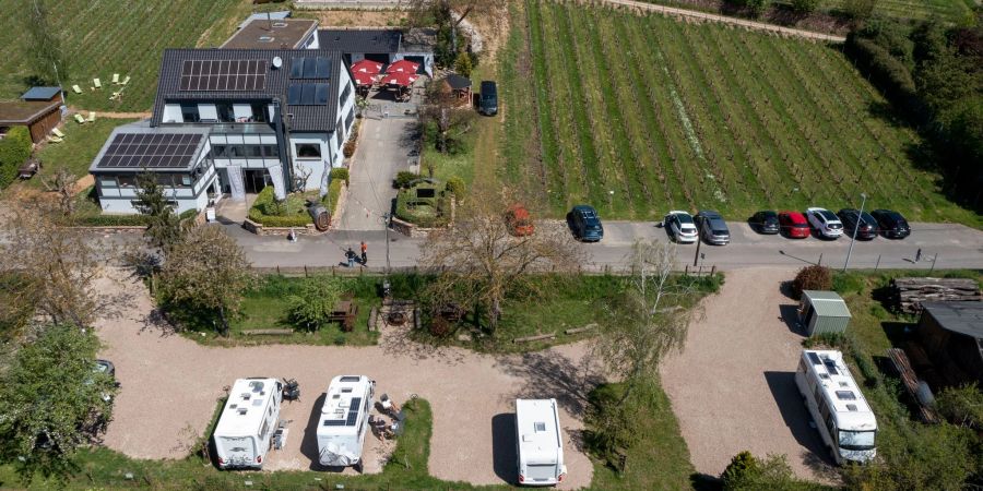 Wohnmobilstellplätze auf dem Gelände eines Weinguts im Rheingau in Eltville-Erbach. Alternative Stellplatzangebote auf dem Weingut und Bauernhof sind bei Campern beliebt.