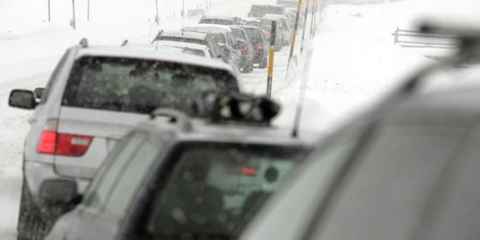 Der späte Schnee führt zu Problemen auf der Strasse (Symbolbild) Schnee
