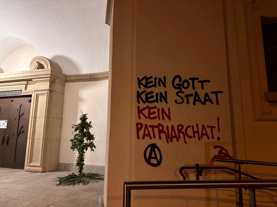 Auch Kirchenfassaden waren den Chaoten nicht heilig.