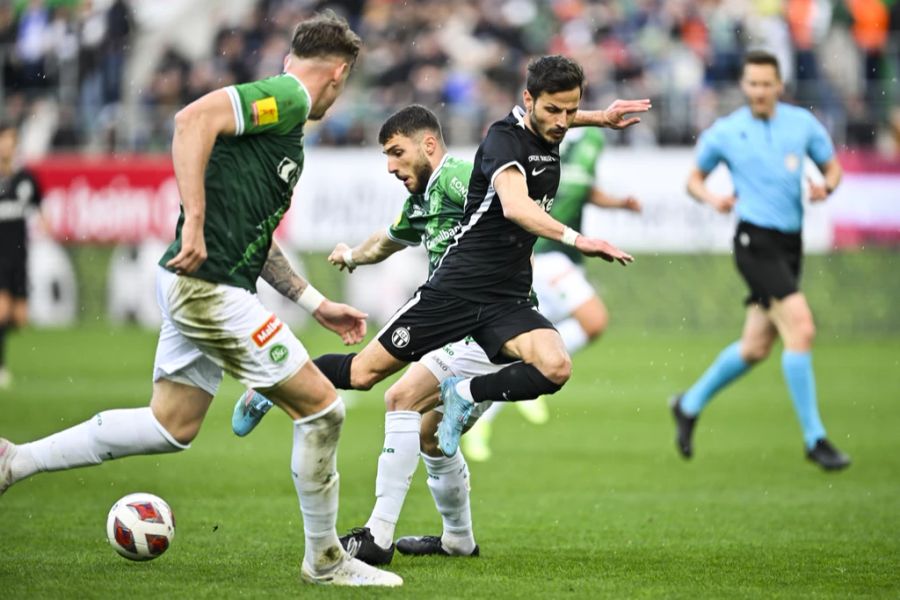 FCZ-Angreifer Antonio Marchesano wird von St.Gallens Verteidiger Leonidas Stergiou vom Ball getrennt.