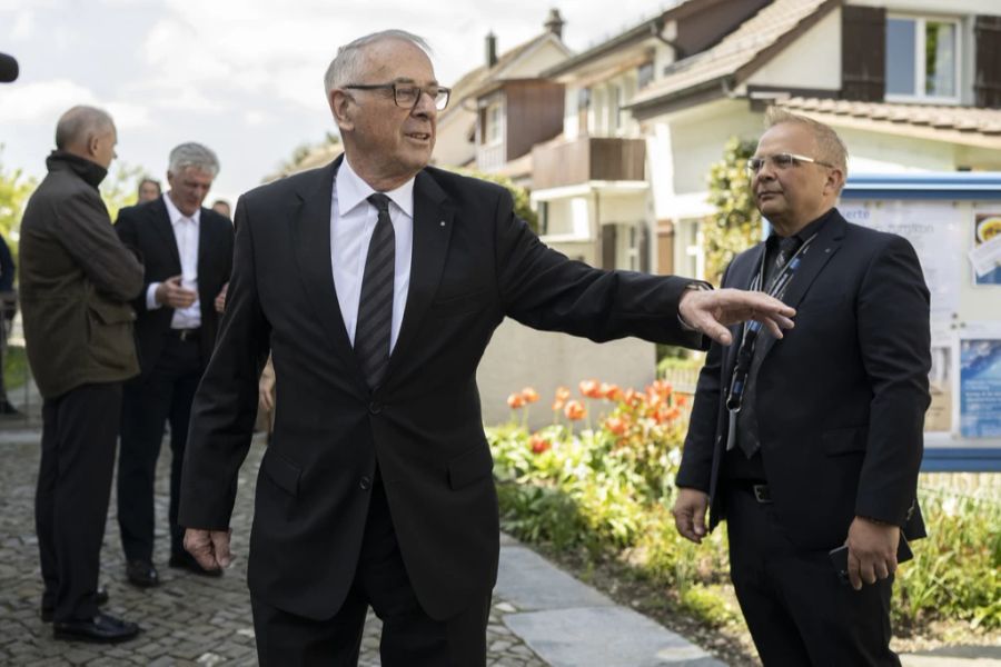 Alt Bundesrat Adolf Ogi auf dem Weg in die reformierten Kirche Zumikon anlässlich dem Gedenkgottesdienst zum Hinschied von alt Bundesrätin Elisabeth Kopp, aufgenommen am Mittwoch, 3. Mai 2023 in Zumikon.