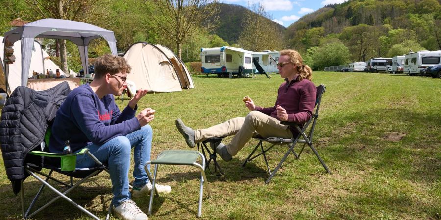 Micha und Benni entspannen auf dem Campingplatz Wiedhof am Ufer der Wied. Die Campingsaison startet im Mai richtig durch, die Plätze sind gut gebucht.