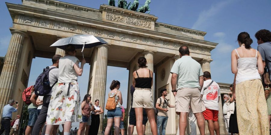 Stadtführung vor dem Brandenburger Tor. Berlin steht ein langes Wochenende mit vielen Touristen bevor.