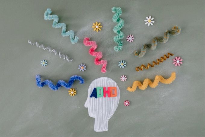 ADHS (englisch: ADHD) steht für das Aufmerksamkeitsdefizit-Hyperaktivitätssyndrom. (Symbolbild) ADHS ADHD Aufmerksamkeitsdefizit Störung