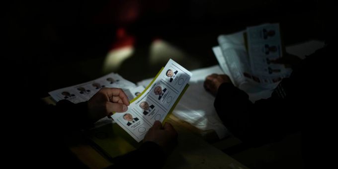 Wahlhelfer halten am Wahltag die Stimmzettel mit den Namen von Recep Tayyip Erdogan, Muharrem Ince, Kemal Kilicdaroglu und Sinan Ogan bereit. Wahlhelfer halten am Wahltag die Stimmzettel mit den Namen von Recep Tayyip Erdogan, Muharrem Ince, Kemal Kilicdaroglu und Sinan Ogan bereit.
