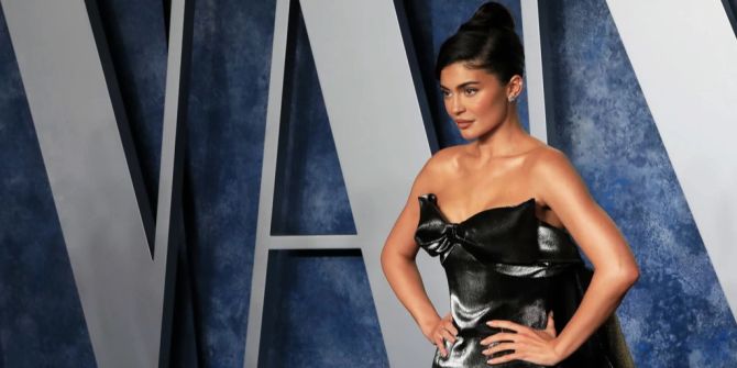 Kylie Jenner in einem silbernen Kleid