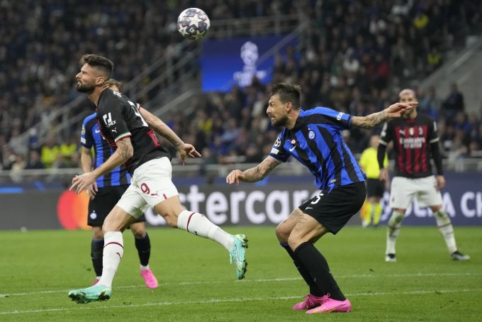 Olivier Giroud (AC Milan) gegen Francesco Acerbi (Inter) im Halbfinal-Rückspiel der Champions League. Inter Milan Champions League