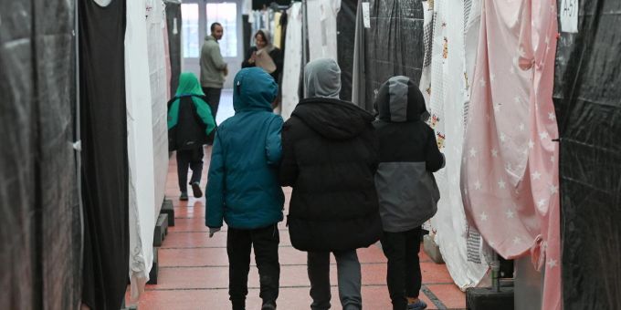 Flüchtlingskinder gehen durch ein Zelt der Flüchtlingsunterkunft. Flüchtlingskinder gehen durch ein Zelt der Flüchtlingsunterkunft.