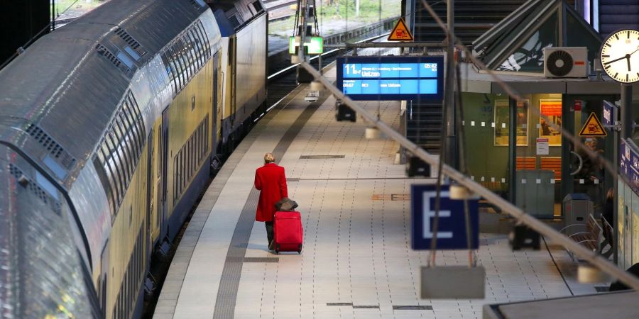 Bahnreisende haben bei Verspätungen und Zugausfällen eine Reihe von Rechten - hier gibt es ab 7. Juni in Teilen Änderungen.