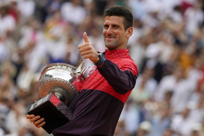 Novak Djokovic mit der Trophäe nach seinem Triumph bei den French Open 2023. Novak Djokovic