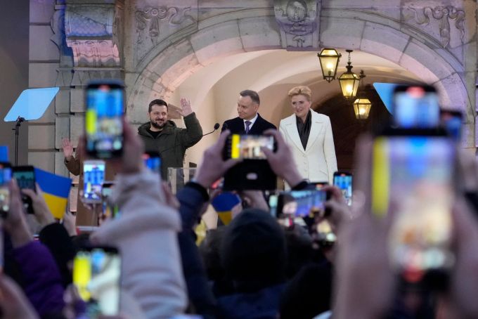 Polens Präsident Andrzej Duda (M) und seine Frau Agata Kornhauser-Duda empfingen den ukrainischen Staatschef Wolodymyr Selenskyj und seine Gattin in Warschau. Czarek Sokolowski/AP/dpa Selenskyj in Polen
